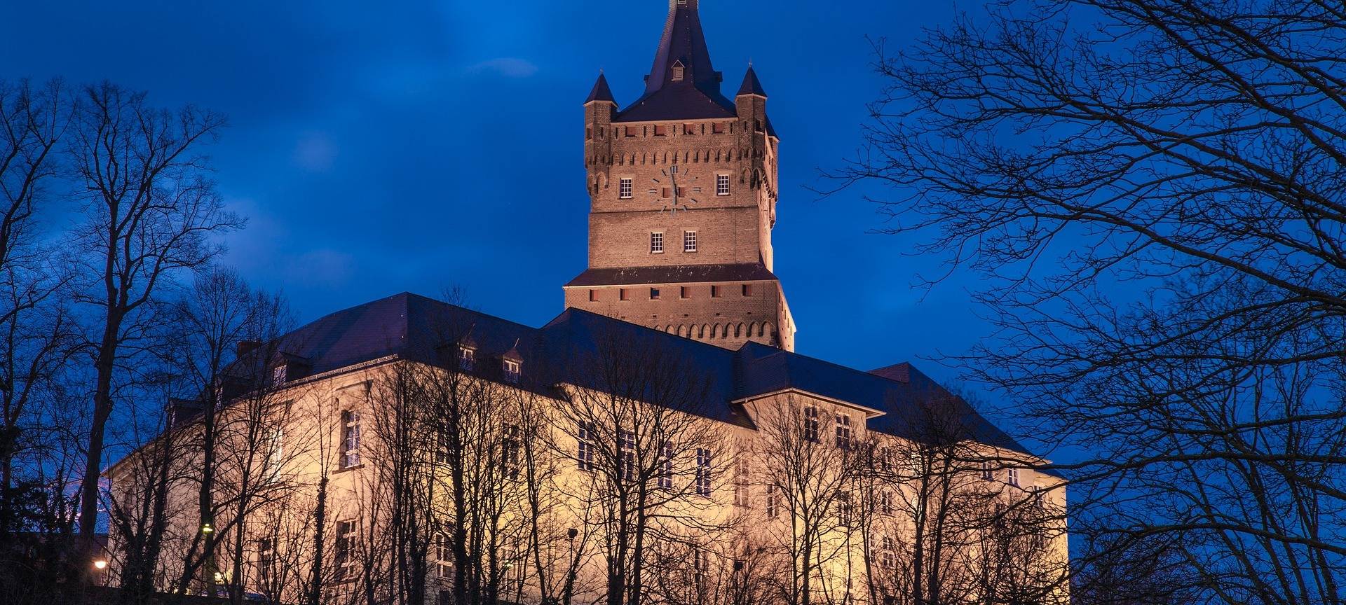 Die Schwanenburg in Kleve bei Dunkelheit