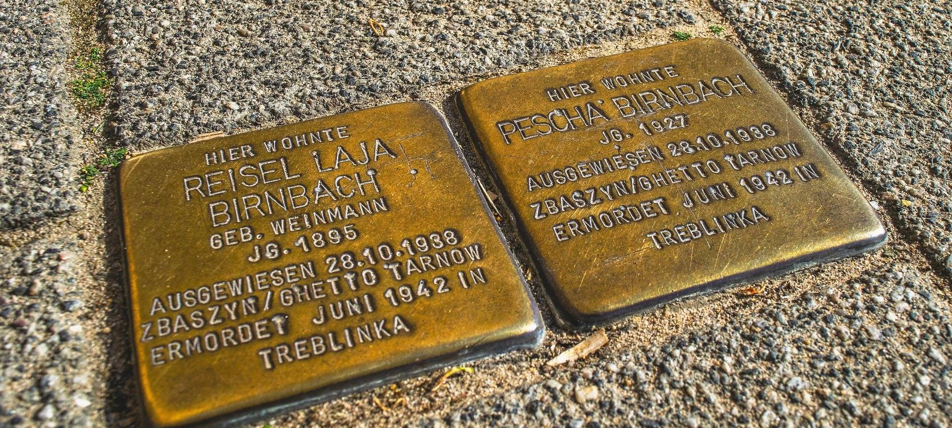 Bild zweier Stolpersteine zum Gedenken an ermordete Juden