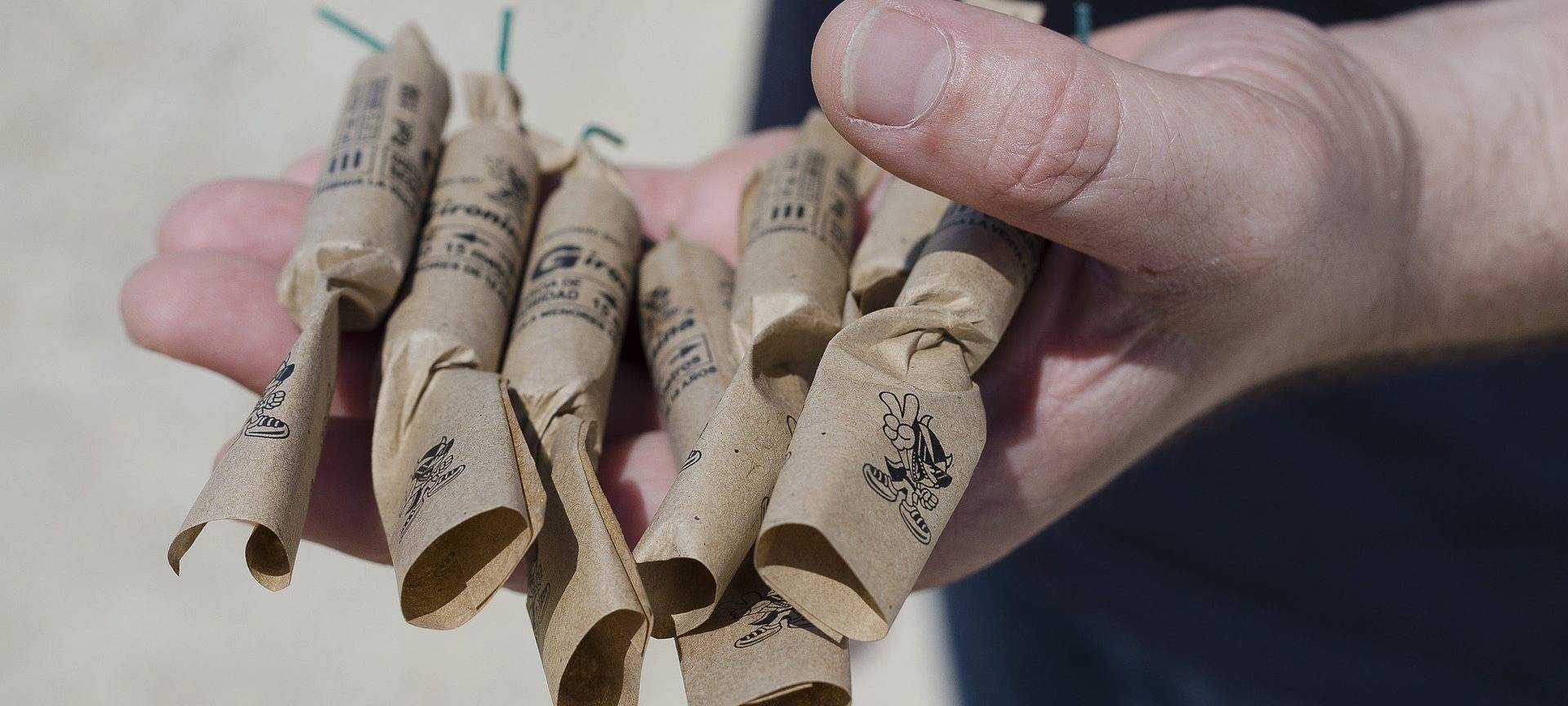 Silvesterknaller in der Hand