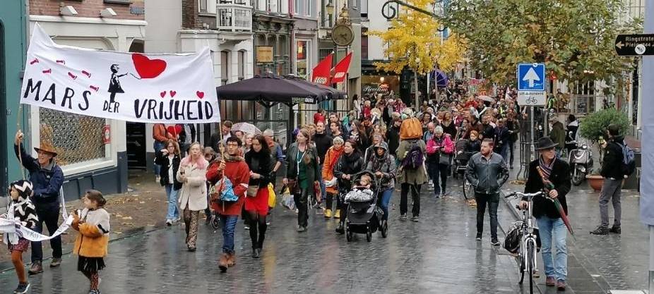 Menschen demonstrieren in Nimwegen gegen Corona-Auflagen
