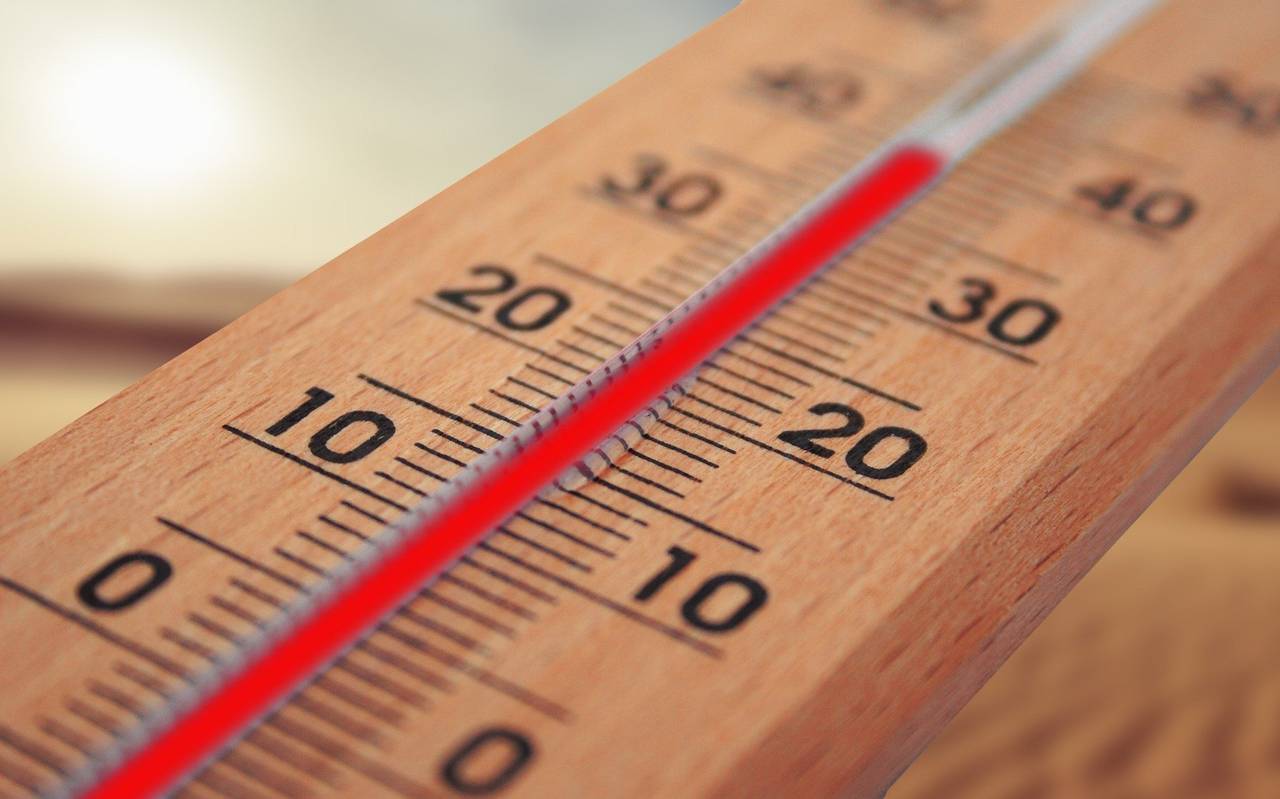 Ein Thermometer zeigt mehr als 30 Grad
