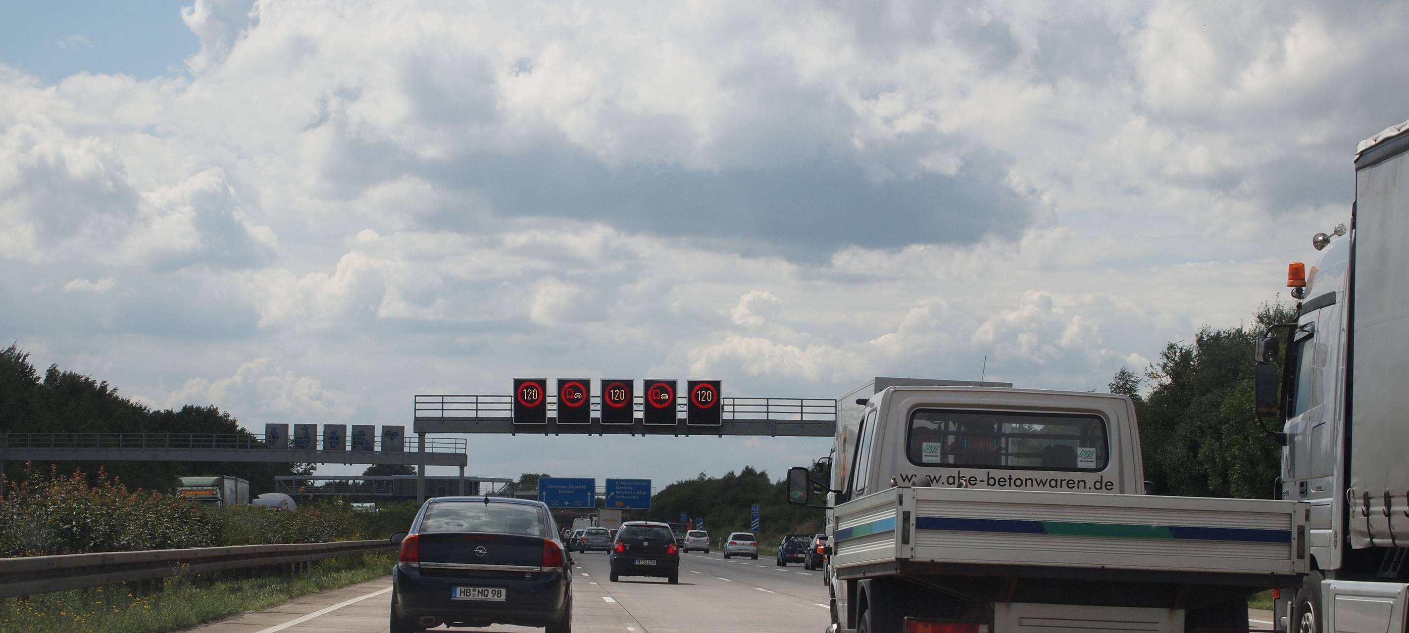 Rees: Gegenstände von Autobahnbrücke geworfen