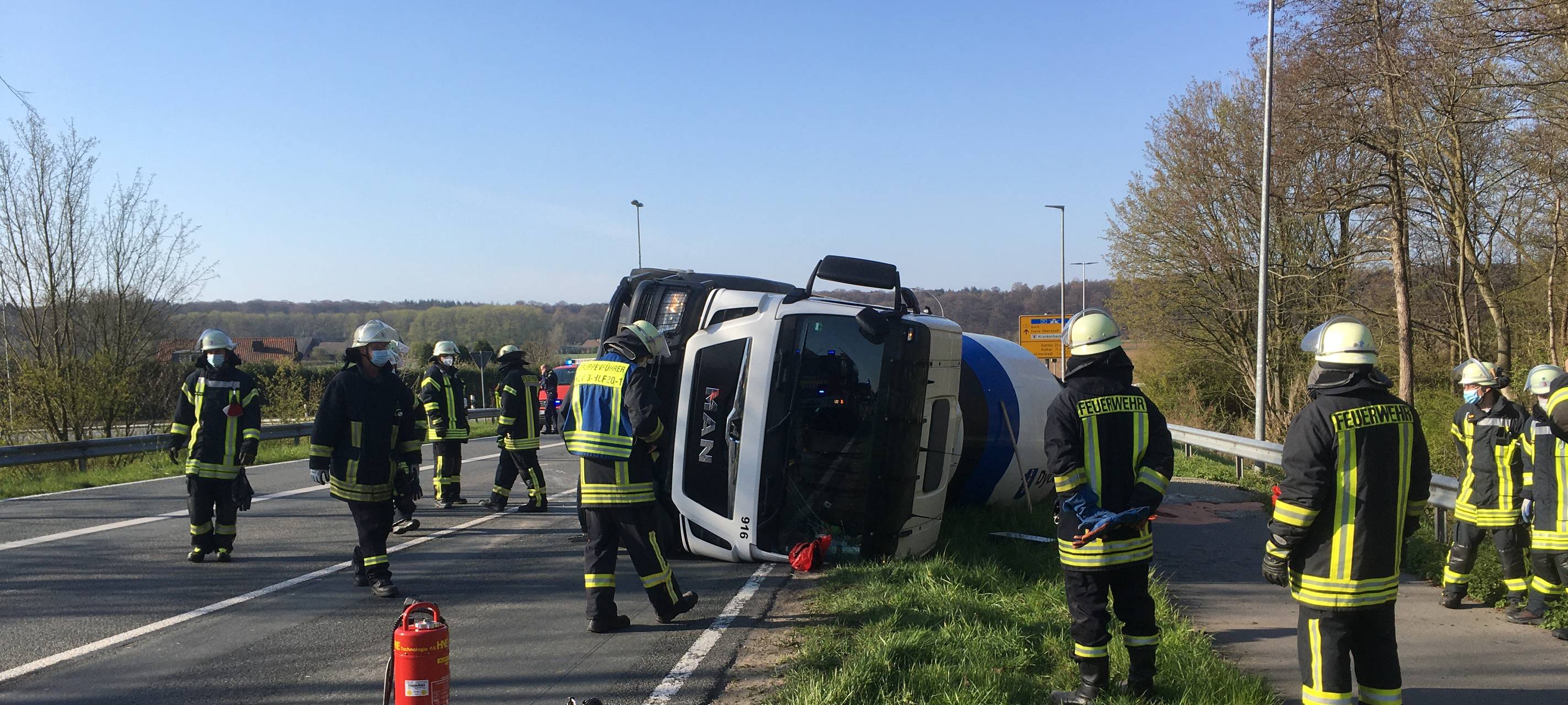 Kleve: Betonmischer umgekippt