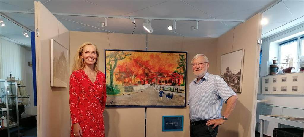 Museumsdirektorin des Doetinchemmer Stadtmuseums Esther Ruesen und Herbert Kleipass vor einem Gemälde.
