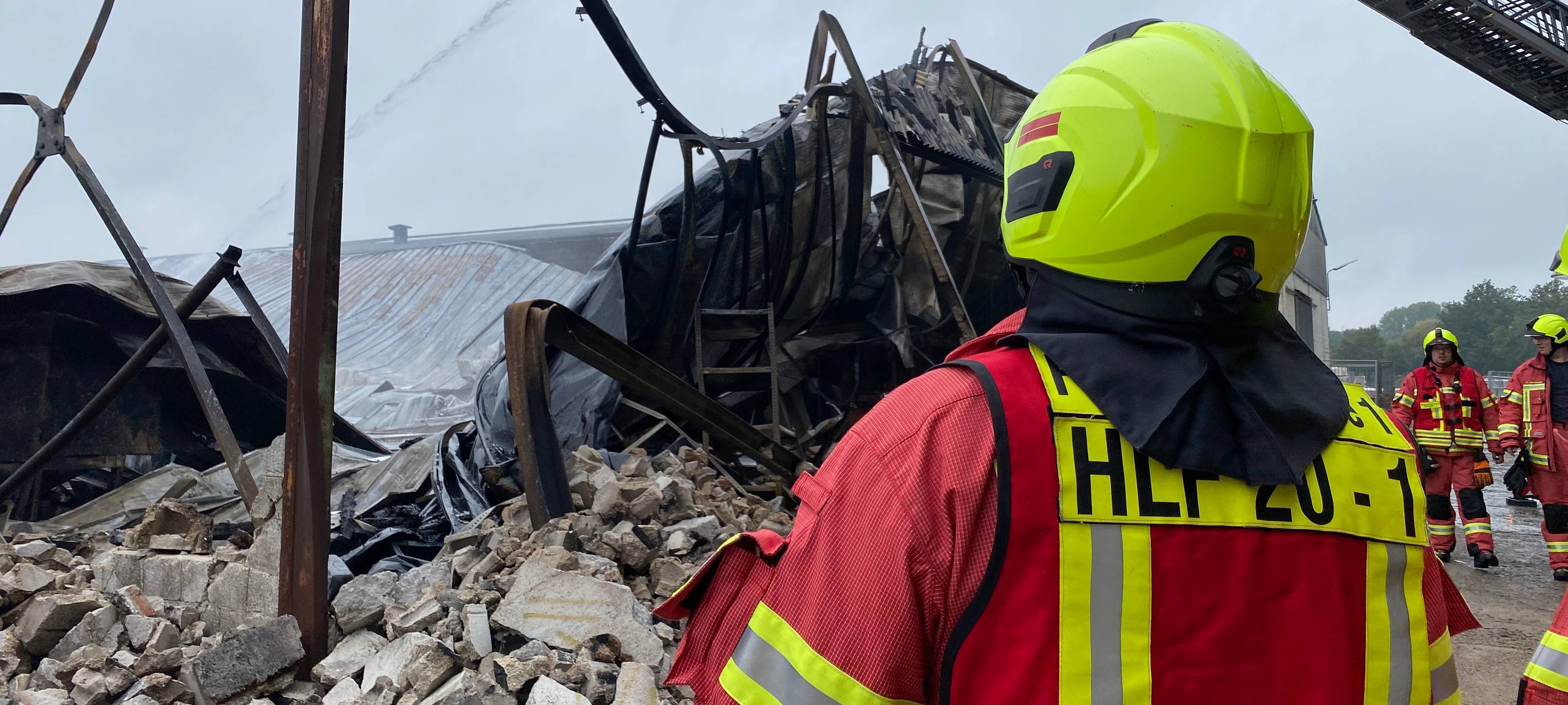 Weeze: Industriehallenbrand - Rauch keine Gefahr