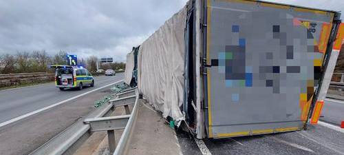 Niederrhein: Bierkisten auf der Autobahn nach LKW-Unfall