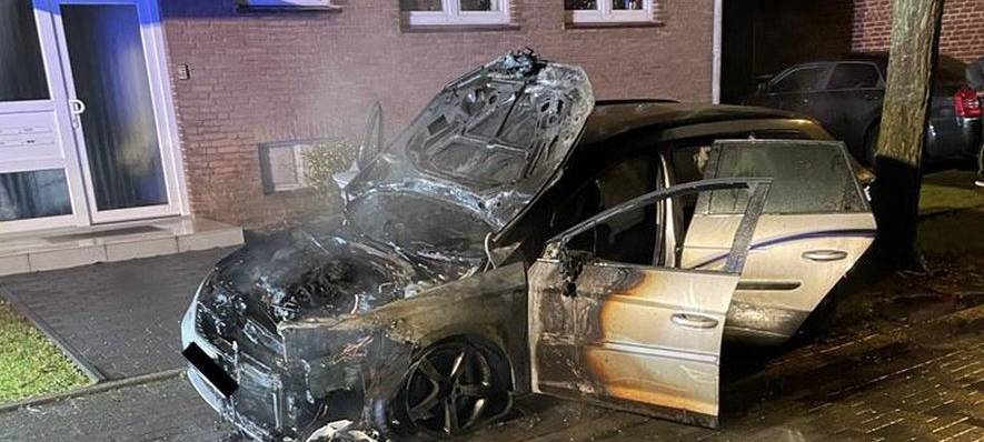 Kleve: Unbekannte setzten Auto in Brand