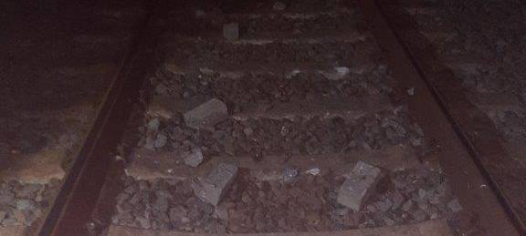 Goch: Pflastersteine auf Gleise gestapelt