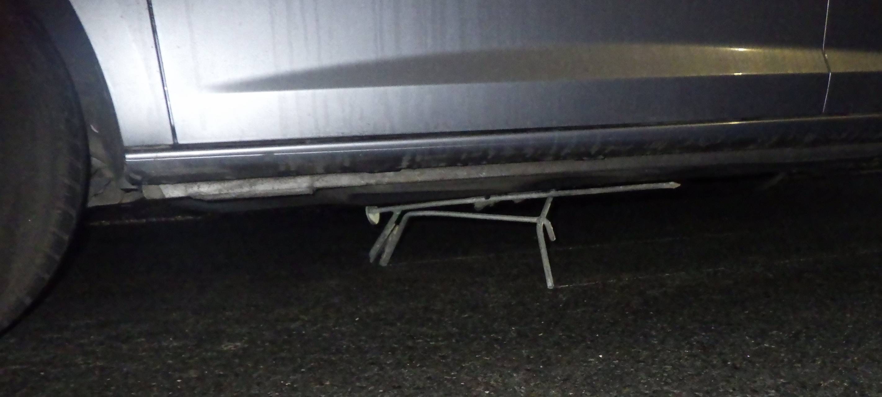Geldern: Metallhaken auf Fahrbahn gelegt
