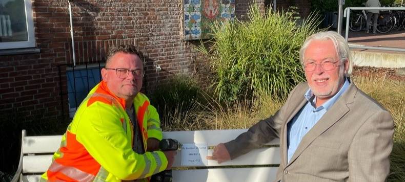 Kranenburg: Sitzbänke werden mit Notrufschildern versehen