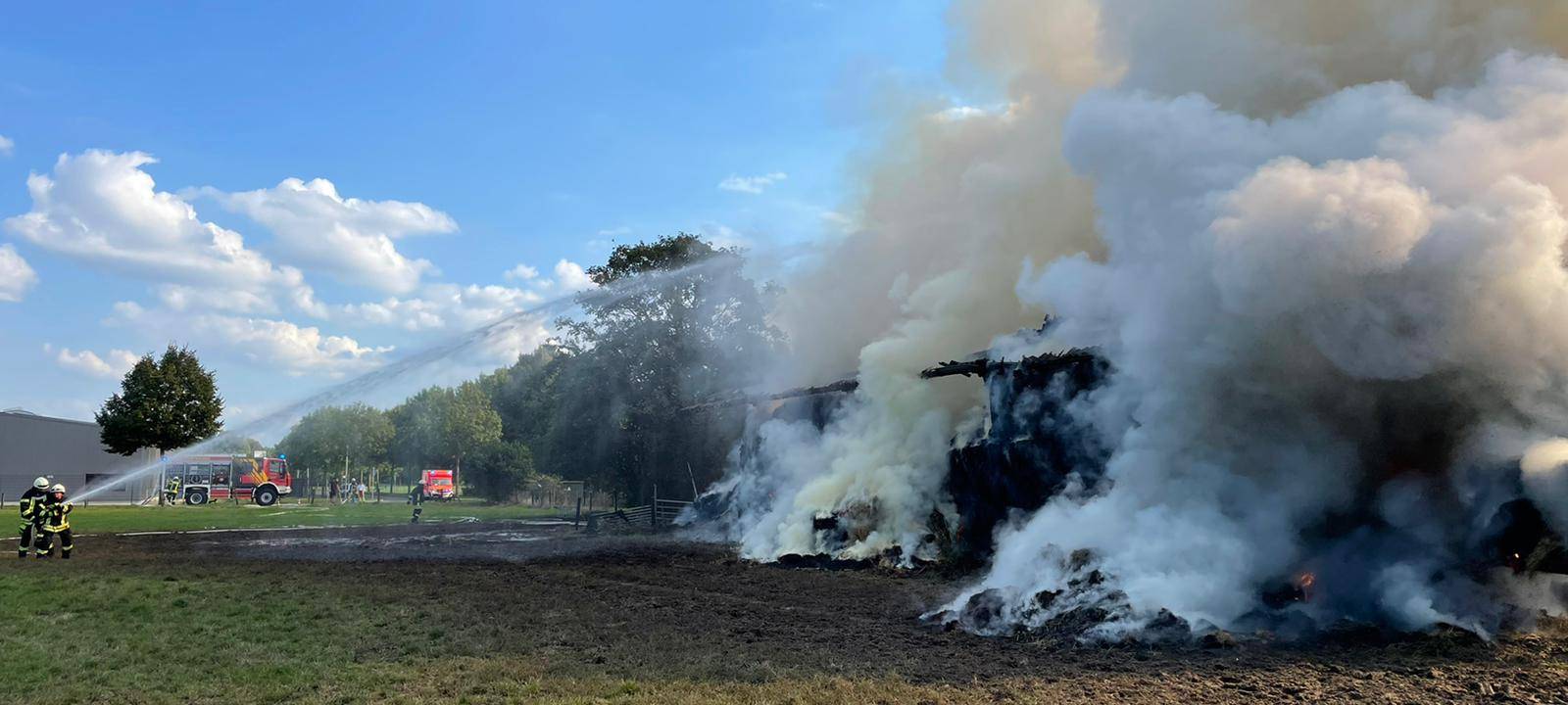 Kalkar: Scheunenbrand- Bauer rettet Kühe auf die Wiese