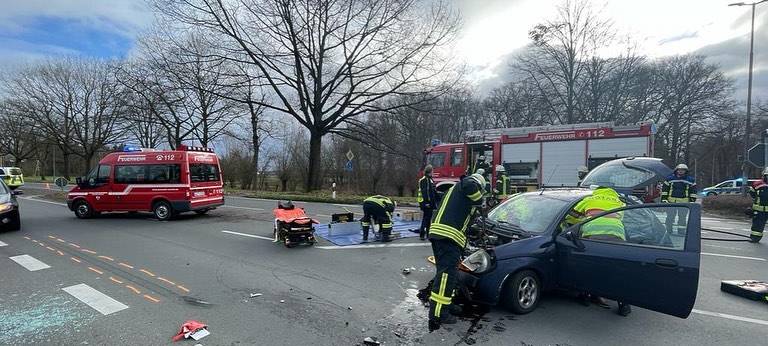 Issum: Drei teils Schwerverletzte nach Unfall