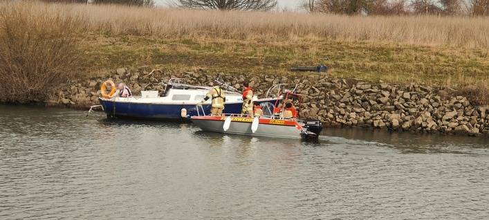 Kleve: Havariertes Boot auf dem Altrhein