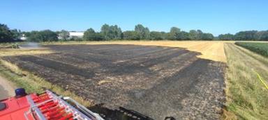 Kalkar/Bedburg-Hau: Ballenpresse in Brand geraten