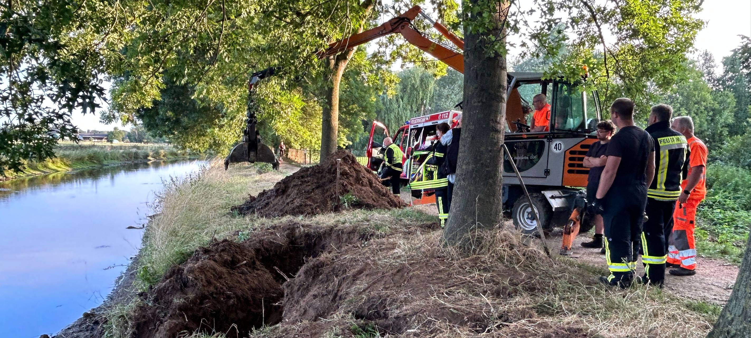 Dackel Rüde "Skyb" nach 8 Stunden aus Nutria-Bau befreit