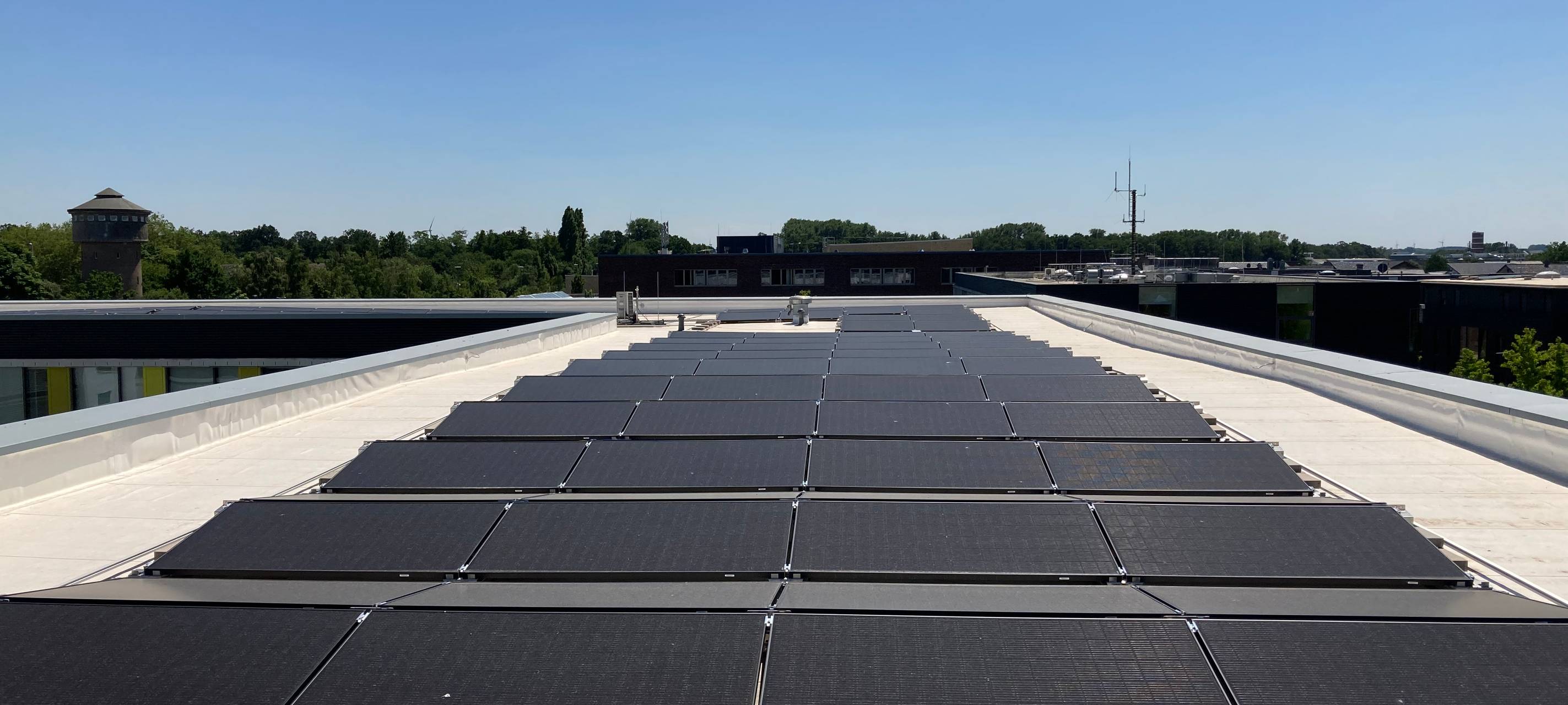 Geldern: Sonnenstrom auf dem Dach des Finanzamts