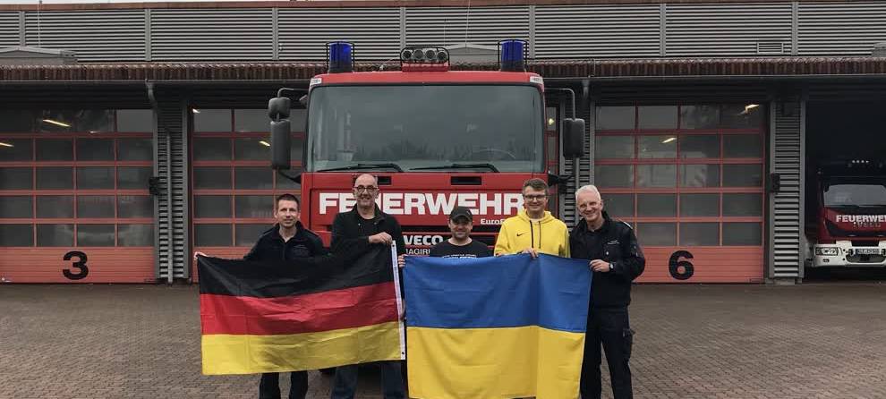 Emmerich: Feuerwehr spendet Fahrzeug
