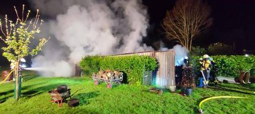 Bedburg-Hau: Rauchwolke nach Garagenbrand