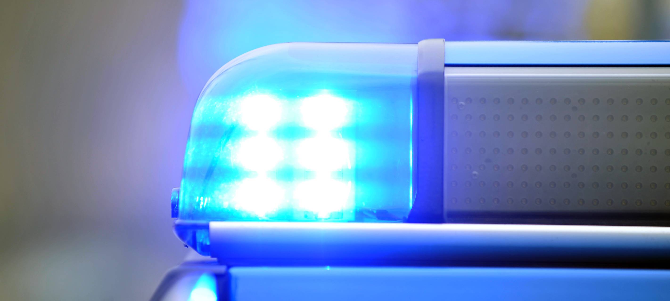 Rees - Radfahrer beschädigt geparktes Fahrzeug in Millingen