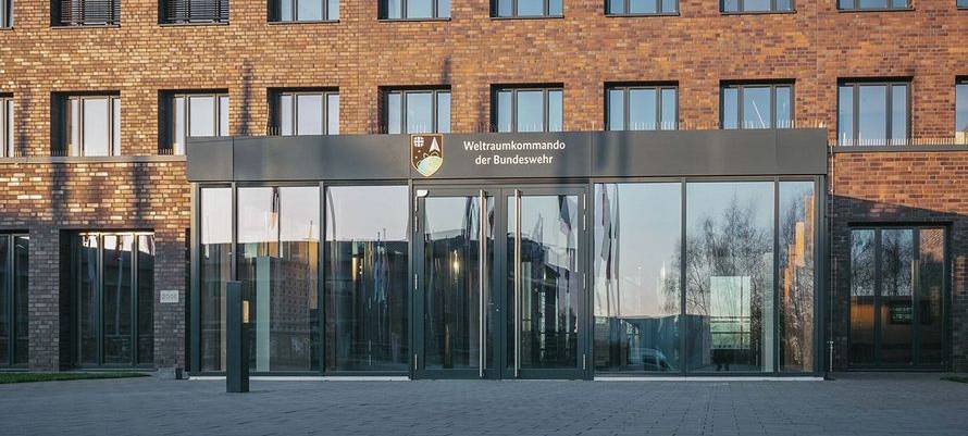 Uedem: Pistorius bei Truppen der Luftwaffe