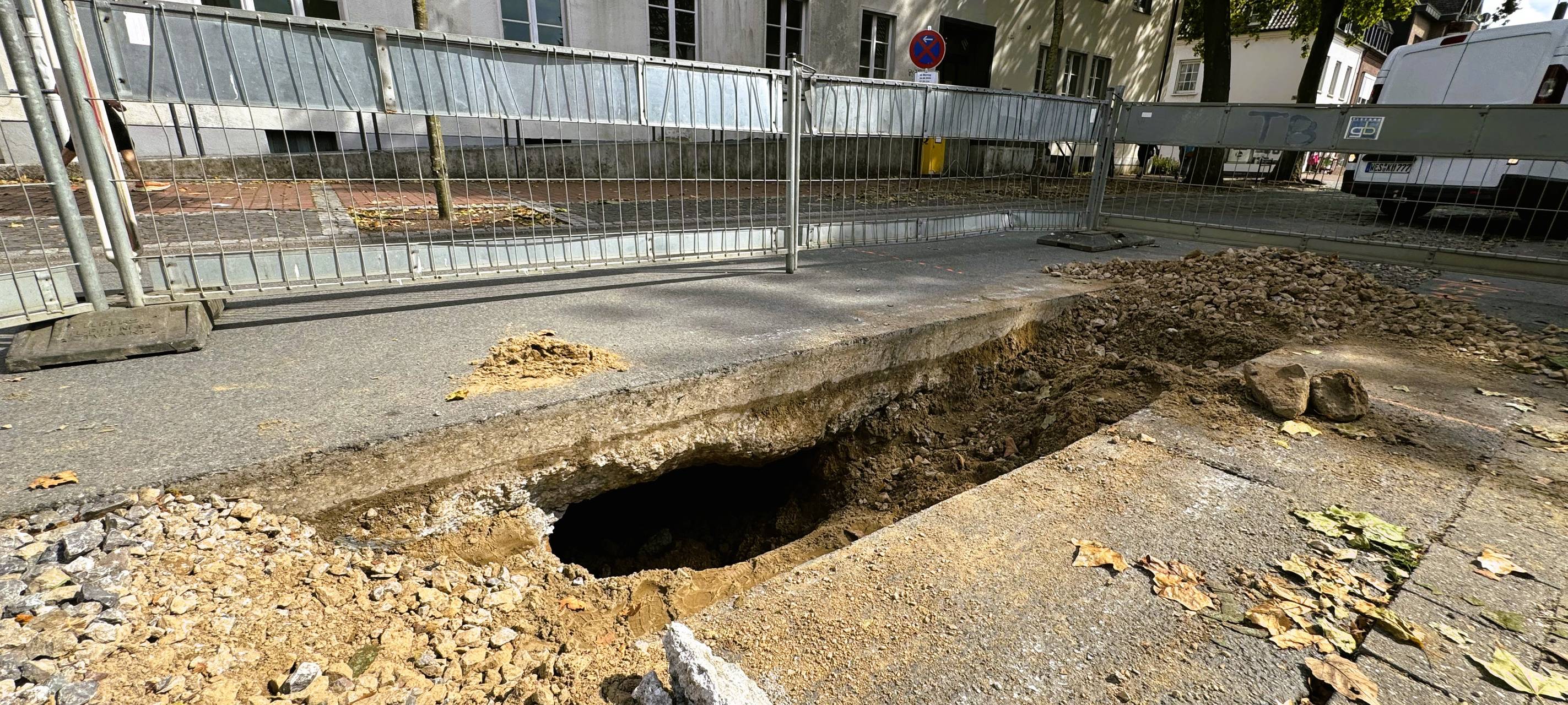 Rees: Hohlraum entdeckt - Vor dem Delltor gesperrt