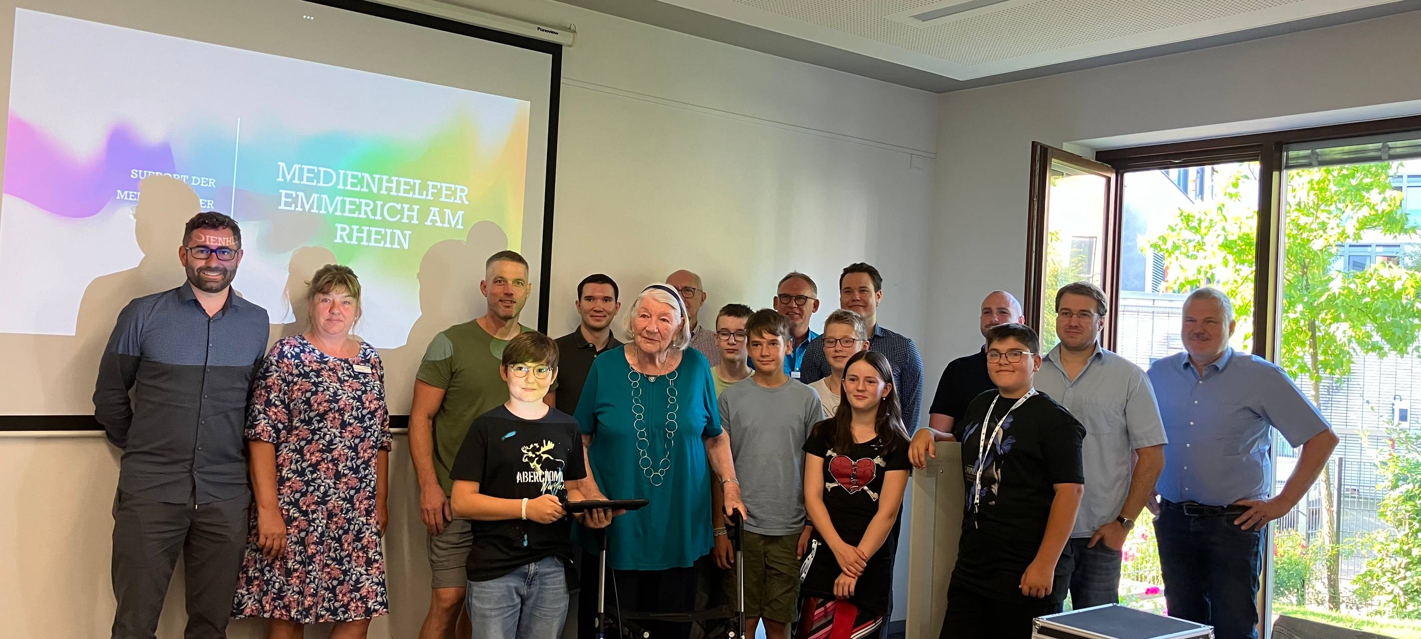 Medien-Helfer unterstützen Senioren in Emmerich