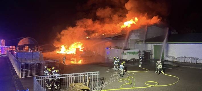 Niederrhein: Brand in Lagerhalle unter Kontrolle
