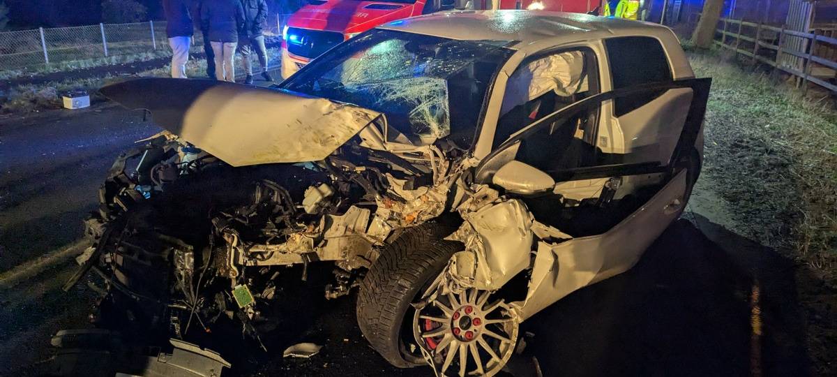 Bedburg-Hau: Auto kracht gegen Baum