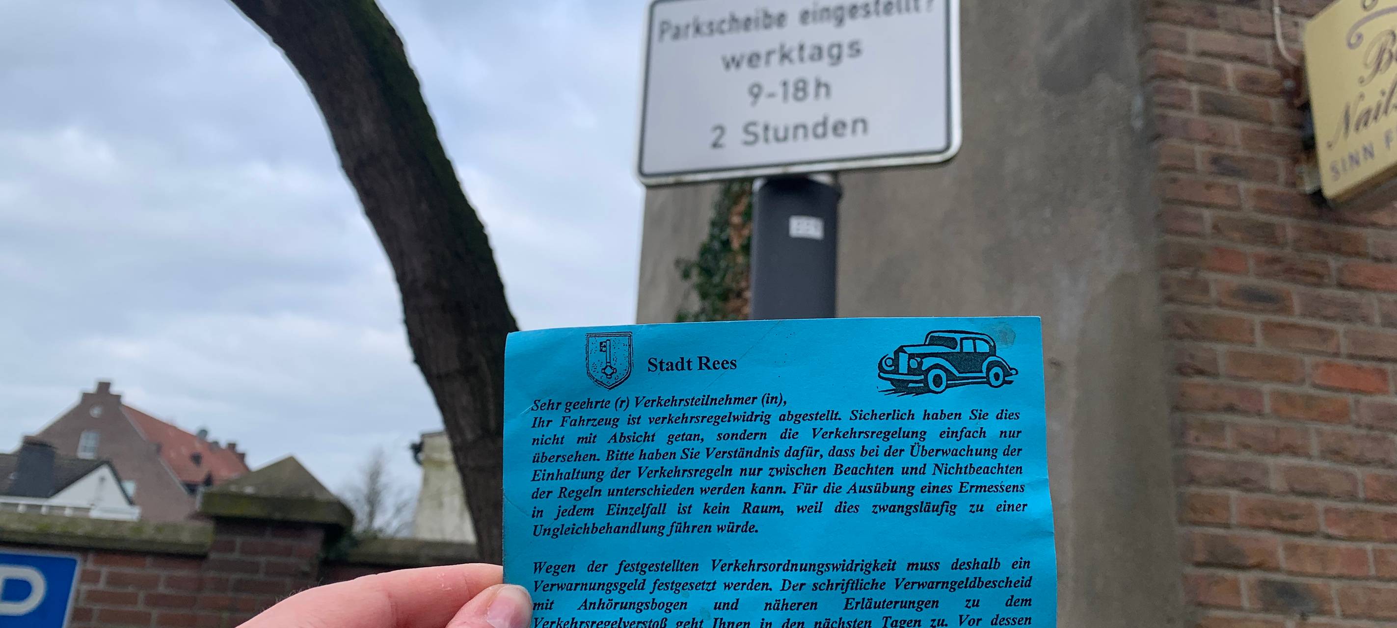 Bunte Zettel als Hinweis auf verkehrswidriges Verhalten