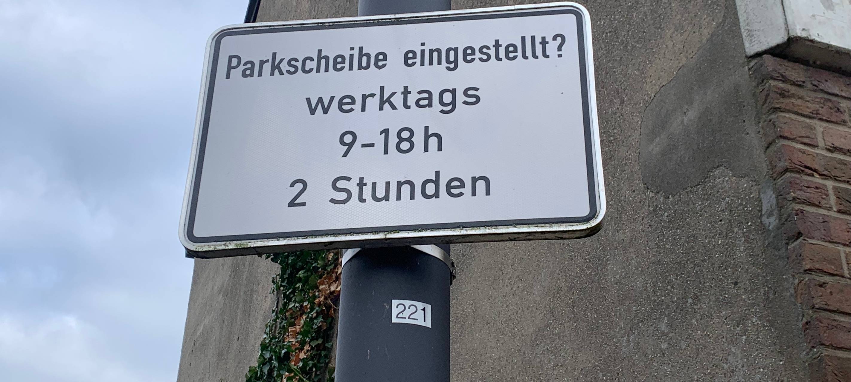 Bunte Zettel als Hinweis auf verkehrswidriges Verhalten