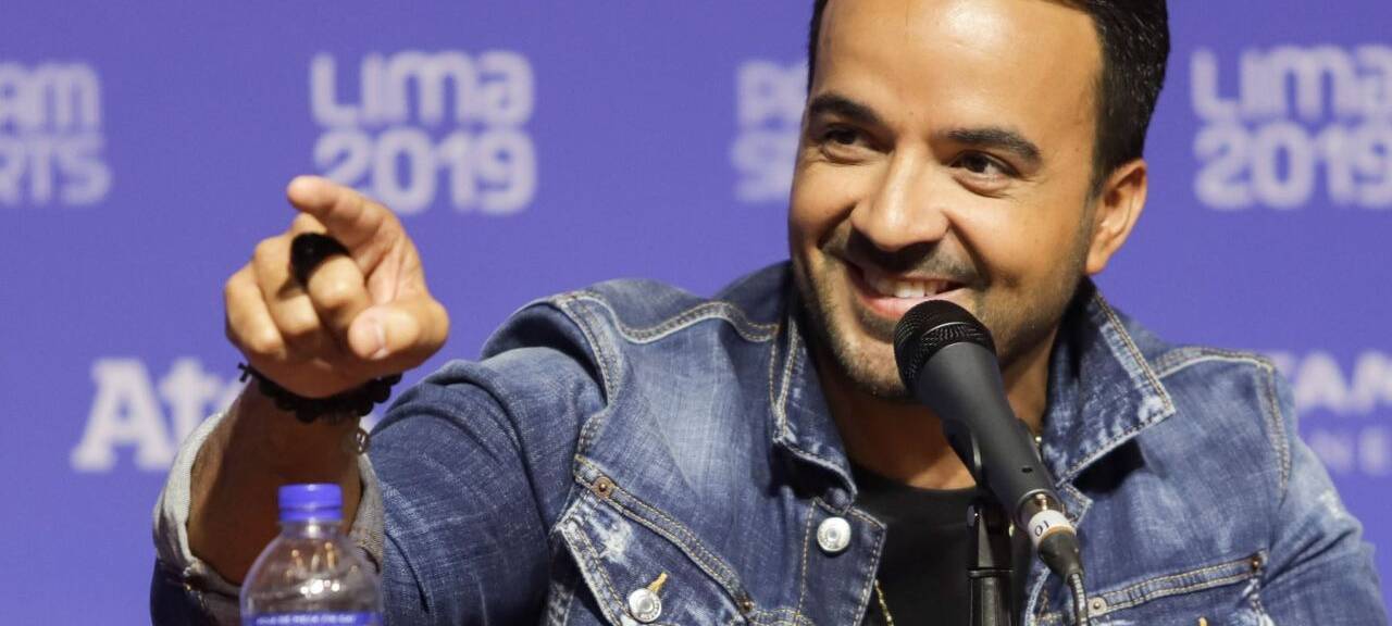 Der Puerto-ricanischer Sänger Luis Fonsi spricht bei einer Pressekonferenz