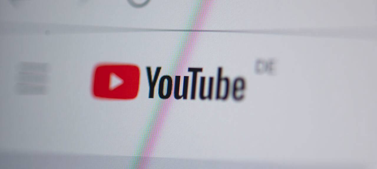Auf einem Laptop-Bildschirm sieht man das Logo von Youtube.