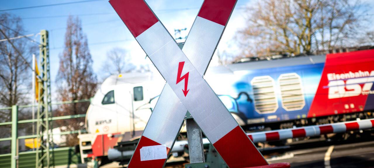 Ein Zug fährt über den Bahnübergang Oldenburg-Ofenerdiek