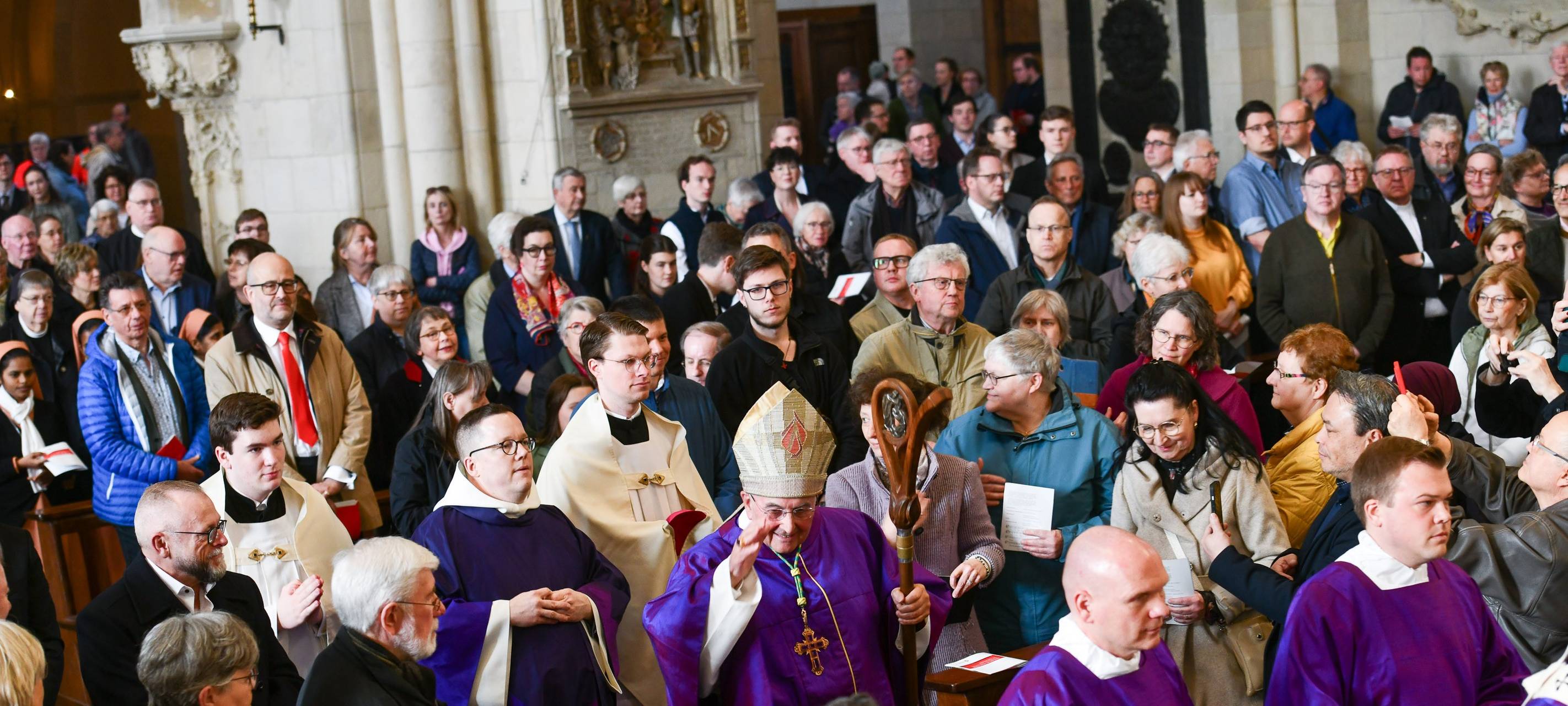 Bistum: Papst stimmt Rücktritt von Bischof Genn zu