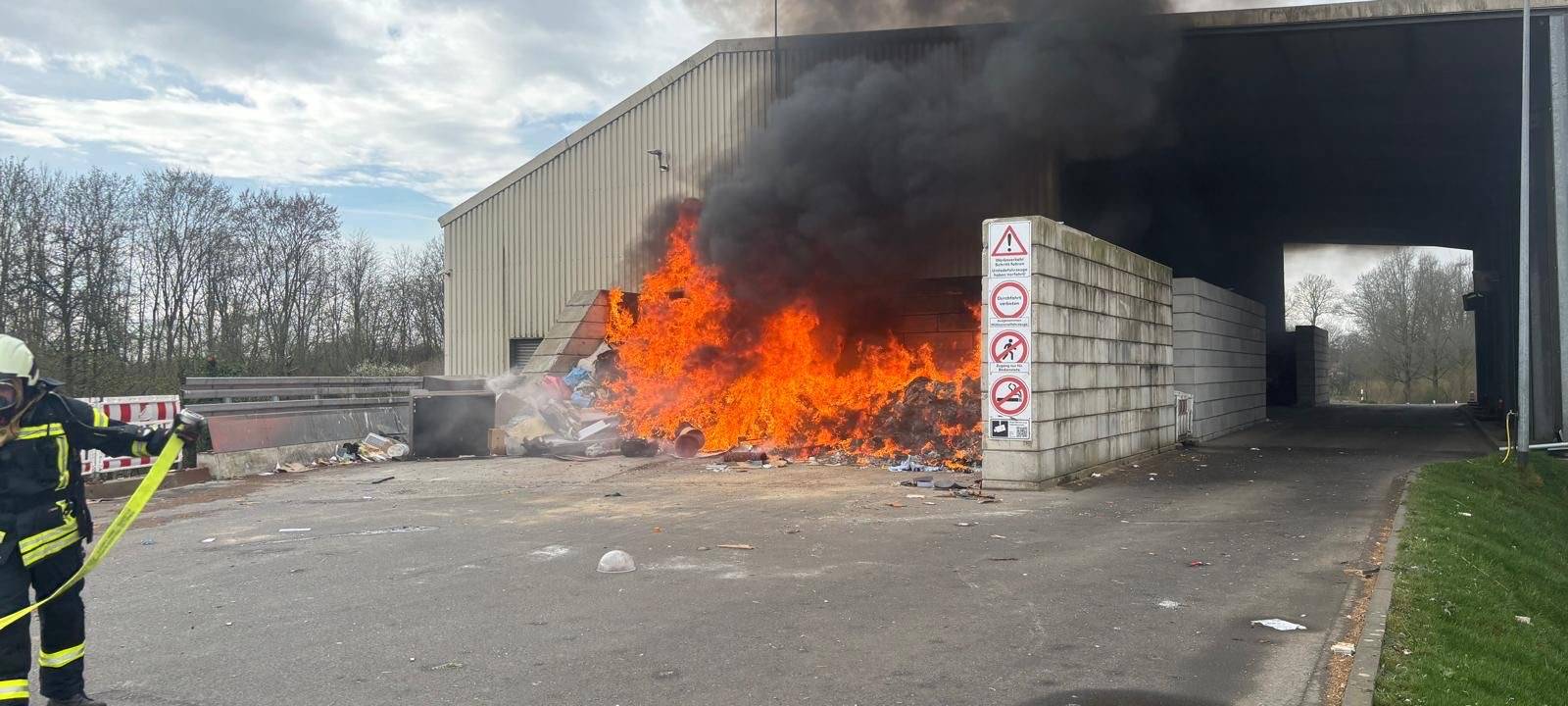 Geldern: Brand der Deponie in Pont