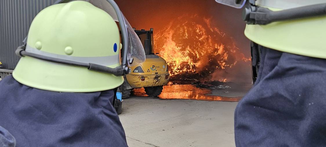 Kleve: 125 Feuerwehrleute bei Hallenbrand im Einsatz