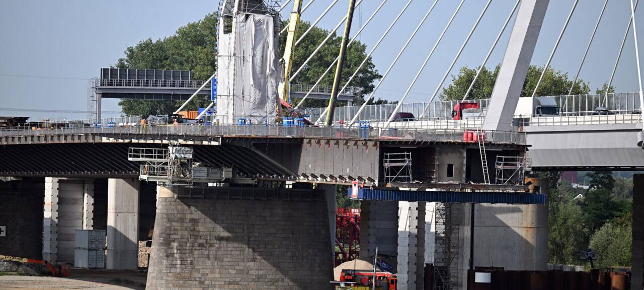 Verbogene Gerüstteile hängen an dem Pfeiler der Leverkusener Brücke. An der alten Leverkusener Rheinbrücke der Autobahn 1 ist es zu einem schweren Unfall mit Totem und mehreren Verletzten gekommen.