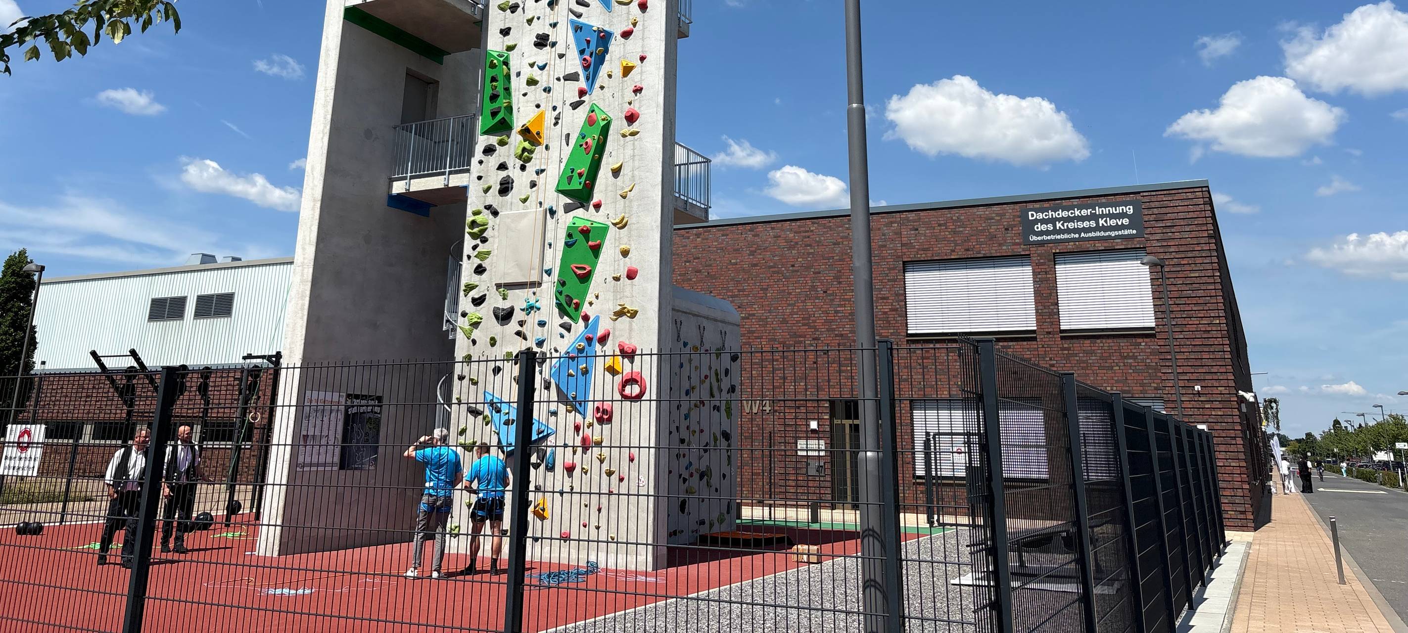 Neubau und Kletterturm am Berufskolleg Geldern eingeweiht