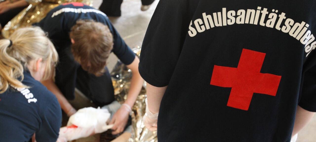 Schüler vom Schulsanitätsdienst leisten in Lingen in einer gestellten Situation Erste Hilfe. Die Johanniter-Unfall-Hilfe fordert für Niedersachsen und Bremen verpflichtende Wiederbelebungskurse ab der siebten Klasse.