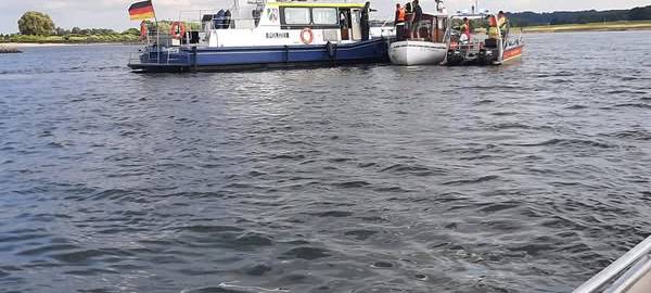 Rees/Xanten: Sportboot manövrierunfähig – Großeinsatz auf dem Rhein