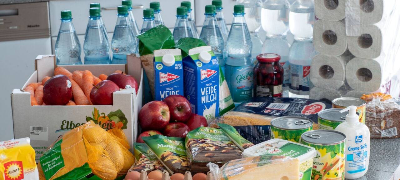 Lebensmittel und Produkte des täglichen Bedarf liegen auf einem Küchentisch in einem Privathaus.