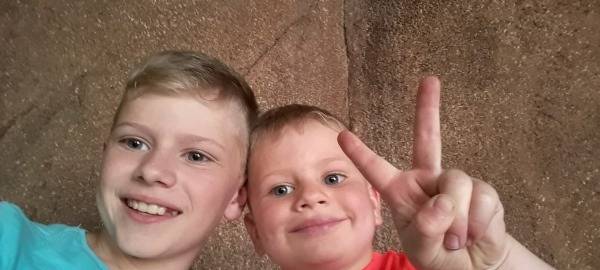 Die beiden Kleinsten haben sichtlich Spaß.