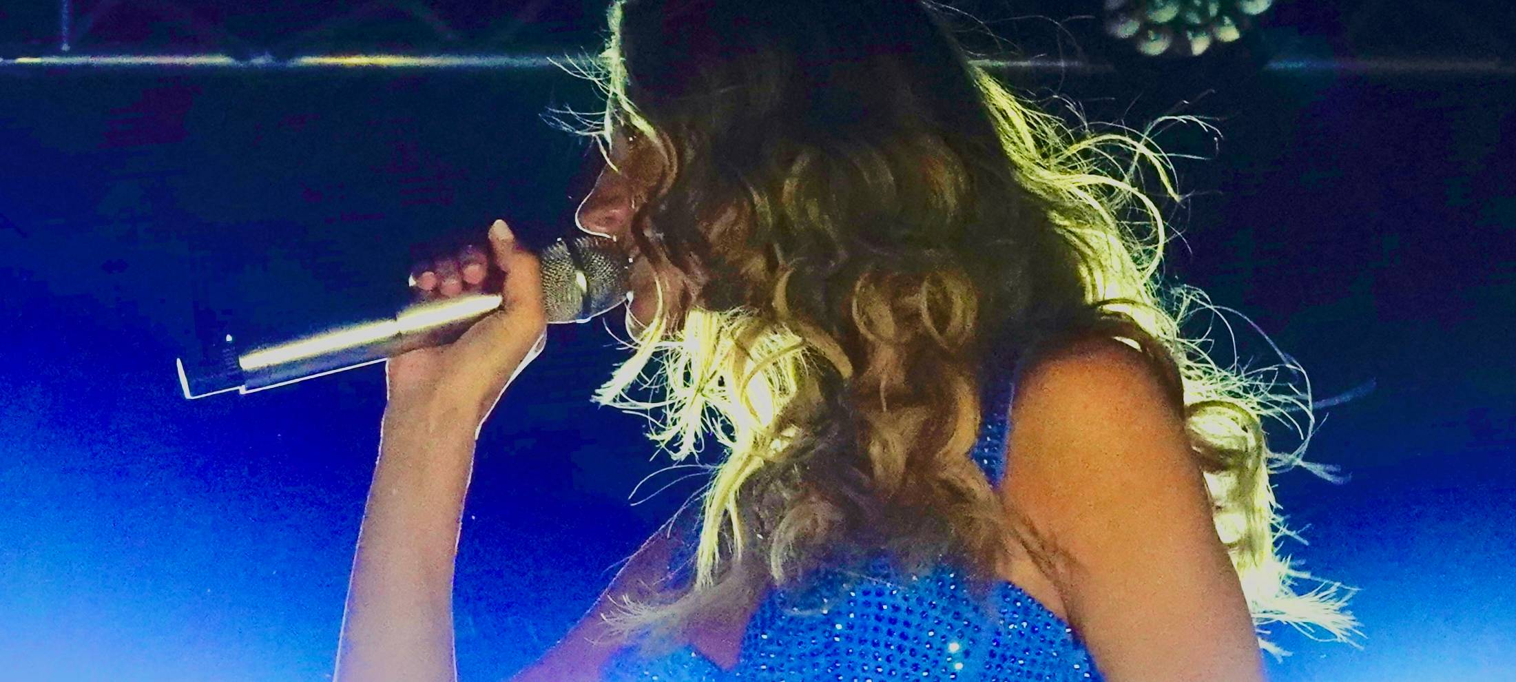 Leony beim Zeltfestival Ruhr mit ihrem Live-Auftritt vor Publikum.