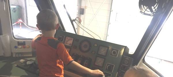 Mika und Pia erkunden die die Museumswerkstatt.