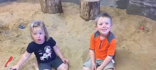 Die beiden Kids auf dem Abenteuerspielplatz