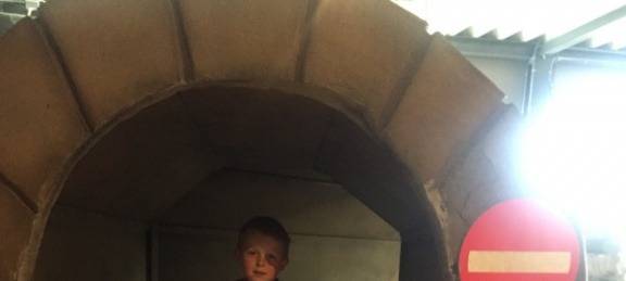 Die kleine Pia am Steuer.