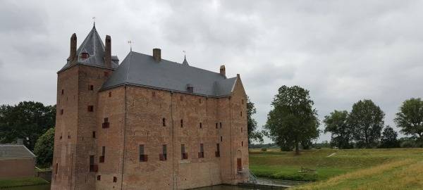 Das Wasserschloss Loevestein liegt idyllisch