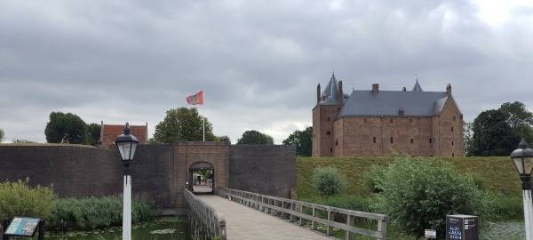Diese Brücke führt zum Schloss Loevestein