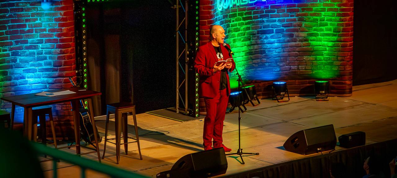 Das Comedy Camp 2025 startete in Unna in der Stadthalle. Auf der Bühne zu sehen: Heinz Gröning.