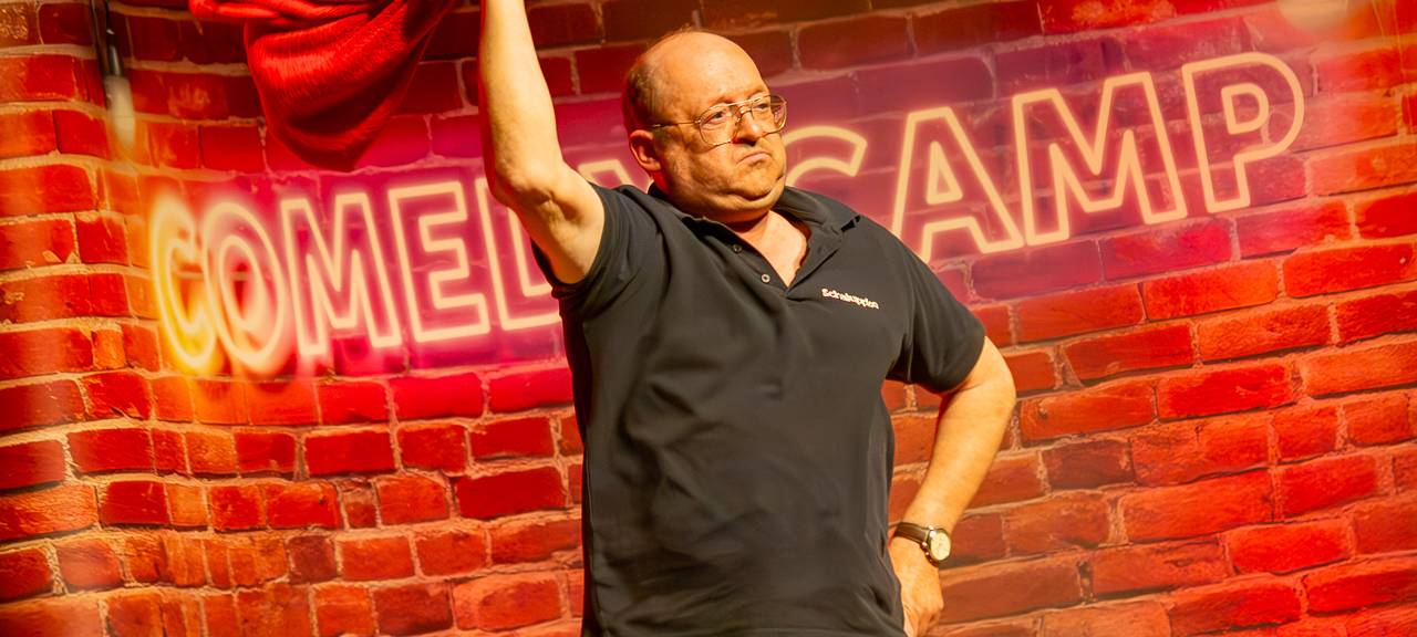 Das Comedy Camp 2025 war in Wuppertal in der Stadthalle. Hier ist Comedian Bademeister Schaluppke auf der Bühne zu sehen.